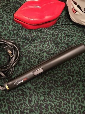 CHI Onyx+ Ceramic Crimping Iron in Matte Black